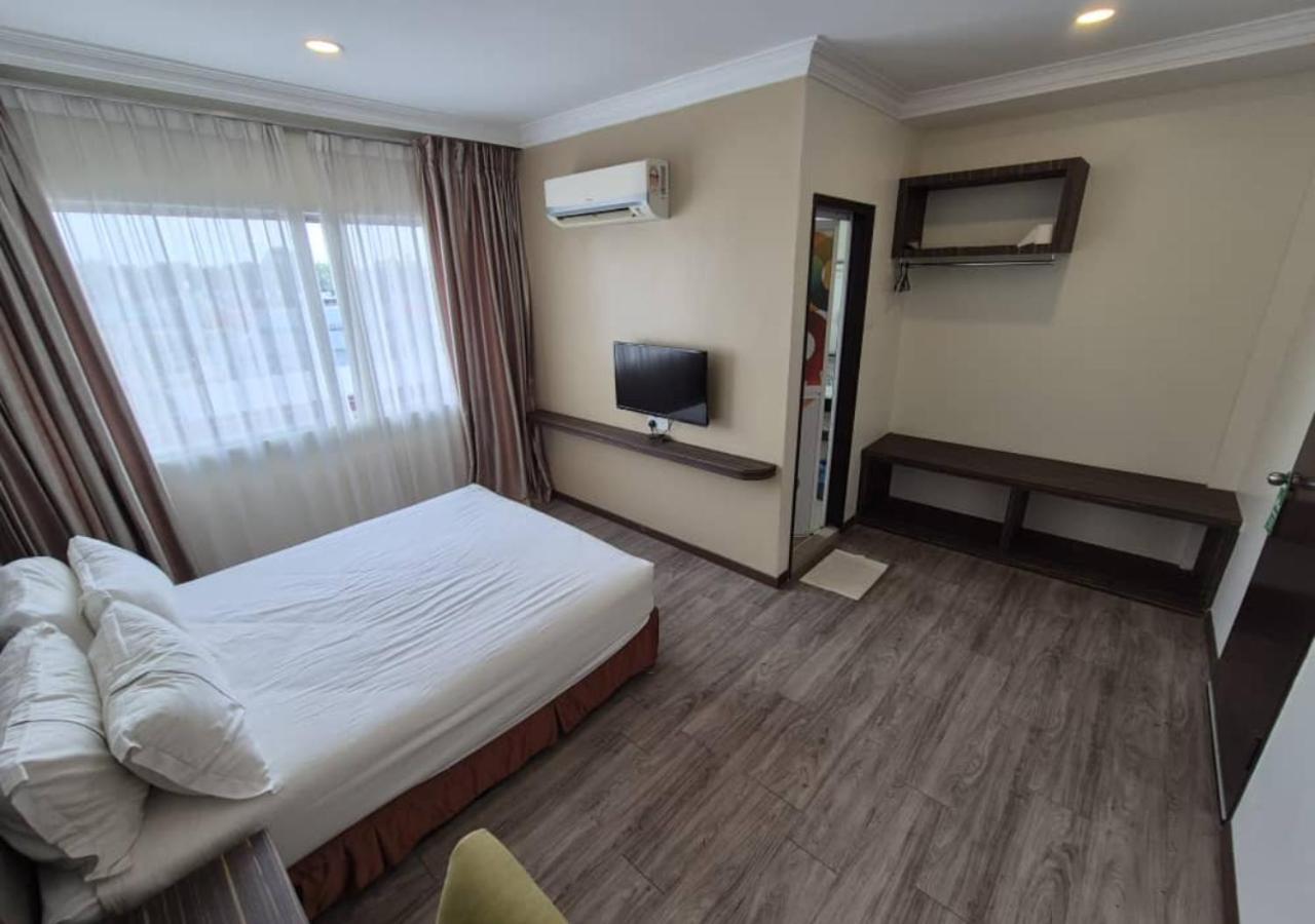 Angsoka Hotel Teluk Intan Exterior foto